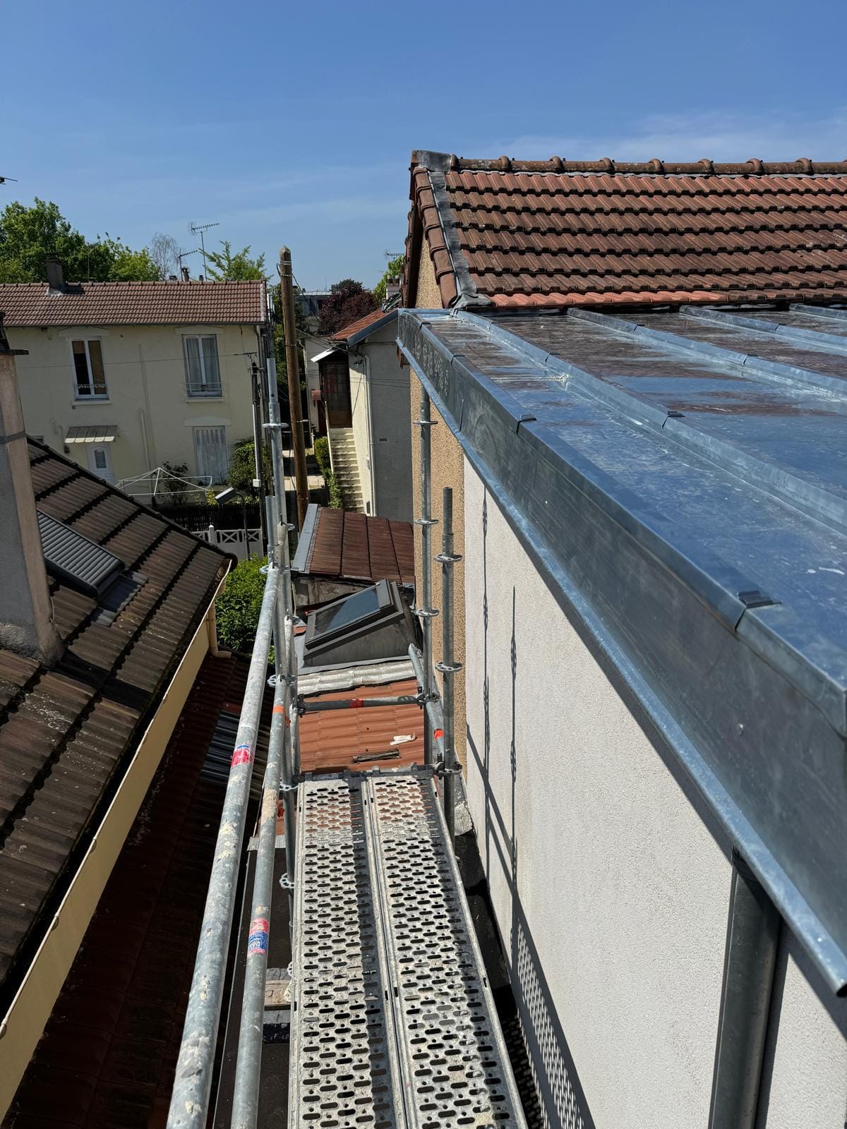 Isolation d'une toiture en zinc par sarking, réalisée par Les Couvreurs Versaillais à Versailles